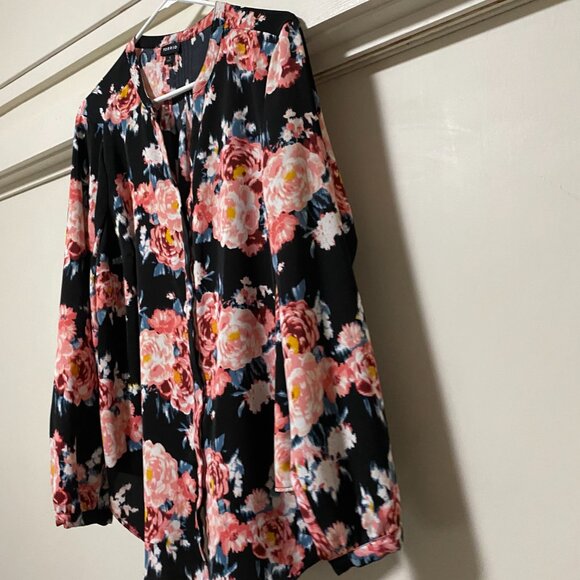 Torrid long sleeve black blouse w/peach, white & pink flowers, size 1X - Picture 4 of 10